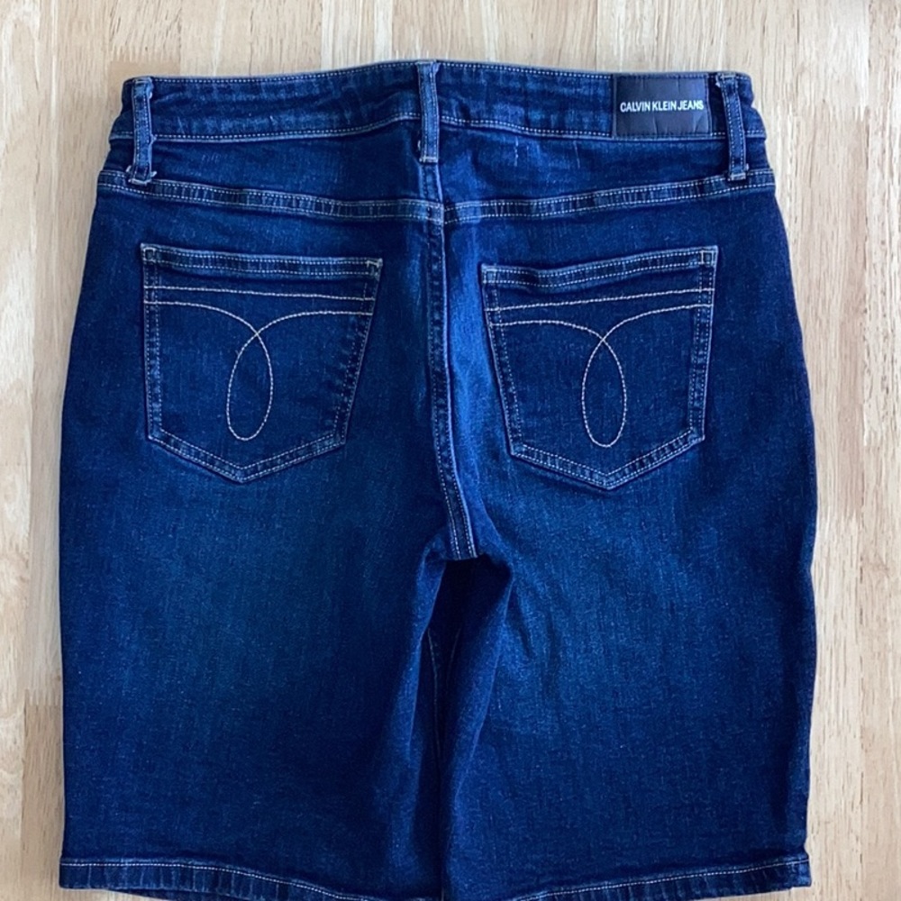 Calvin Klein Bermuda knee Length blue Jean shorts, Size 8, like new. - Picture 2 of 6